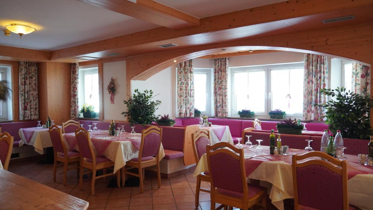Hotel Alpenrose Passo Rolle Eksteriør billede